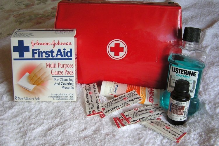 ชุดปฐมพยาบาล  สเปรย์กันแมลง  สเปรย์กันทาก  ออกซิเจนกระป๋อง First Aid Kits